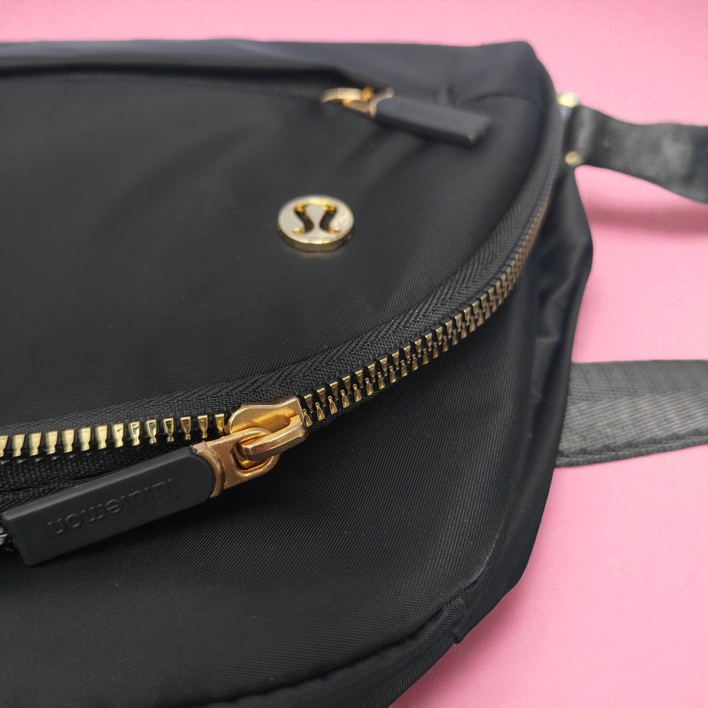 lululemon athletica Sleek Black Crossbody Bag 5L - Picture 4 of 6